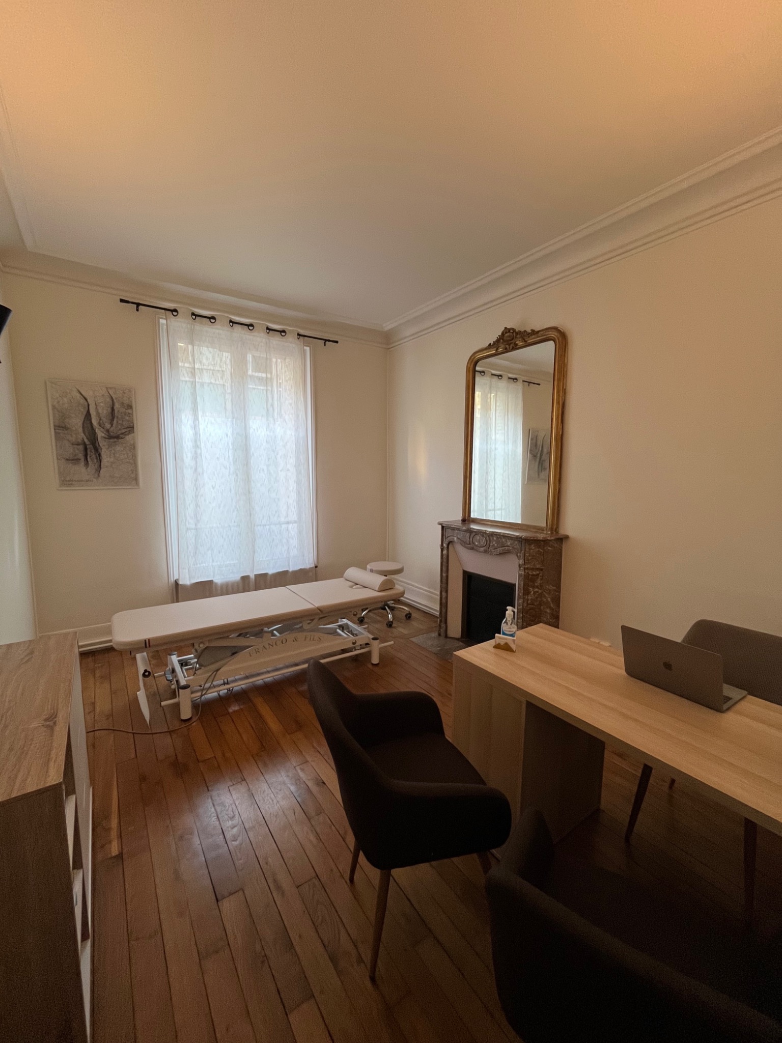 Photographie originale du cabinet avec parquet, cheminée et table de consultation
