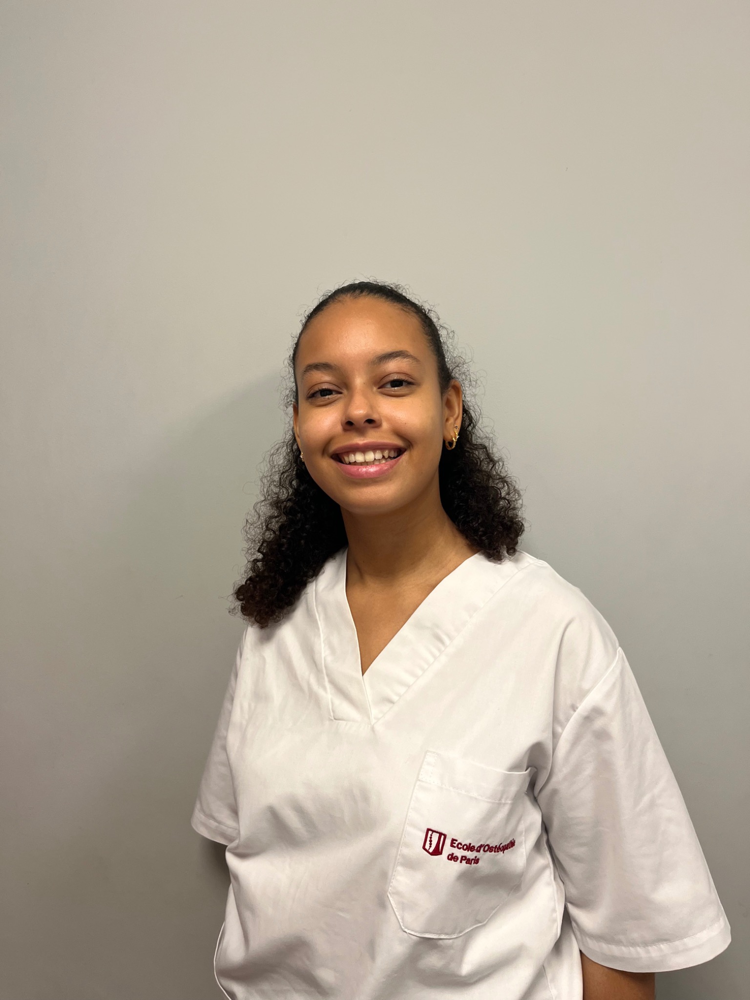 Portrait original d’Isaline Lawson en tenue professionnelle